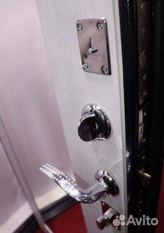 Входная утеплённая дверь с зеркалом(новая)