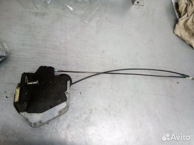 Замок двери передний левый Toyota Avensis 2