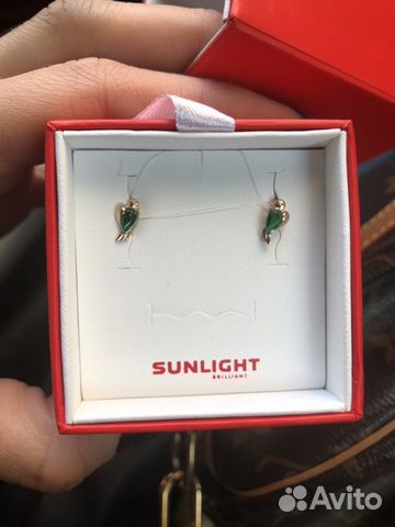 Серьги пусеты золотые с изумрудом иск. Sunlight