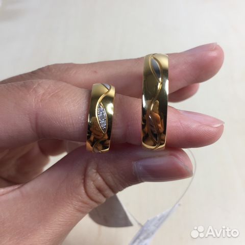 Необычные обручальные кольца с цирконами