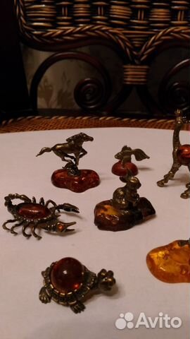 Фигурки животных из янтаря и латуни