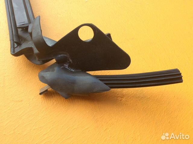 Уплотнитель стекла двери левой Mercedes W207 E