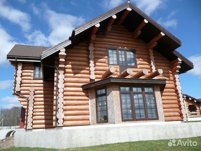 Сруб дома из рубленного бревна канадской рубки