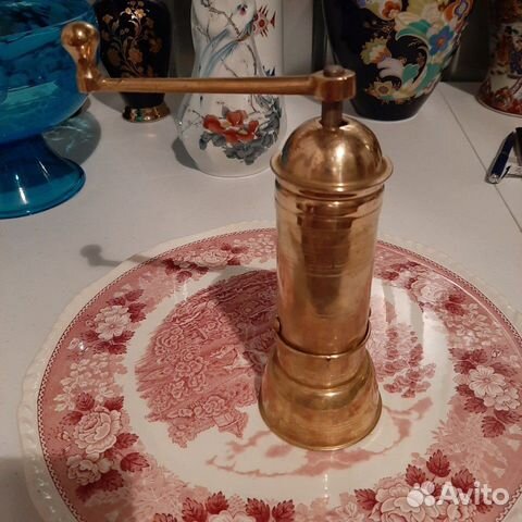 Старинная кофемолка из латуни с чугунными жерновам Старинная кофемолка из латуни с чугунными жерновам