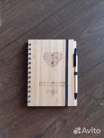 Блокнот из дерева с ручкой