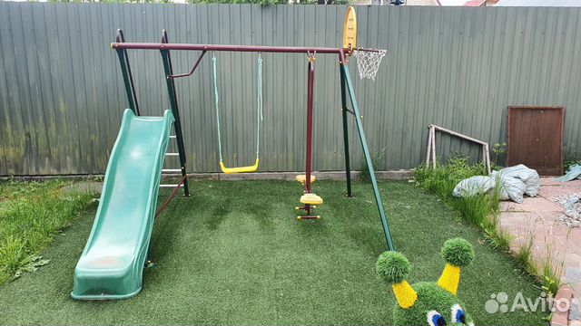 Детская игровая площадка с горкой и качелями