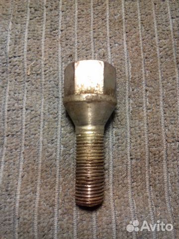 Болты крепления колеса