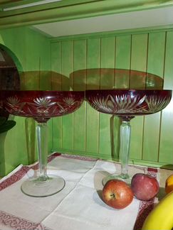 Огромная ваза на ножке цветной хрусталь