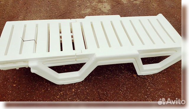 Пластиковый шезлонг лежак пляжный новый арт 123213