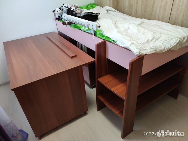 Кровать с выдвижным столом для подростка