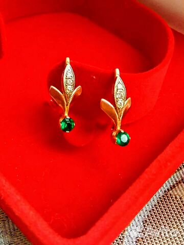 Золотые серьги с изумрудами