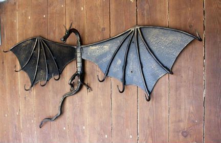 Вешалка кованая дракон