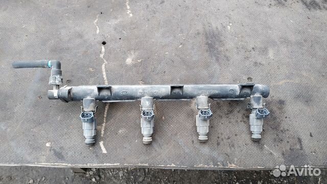 Топливная рампа с форсунками Киа Спектра