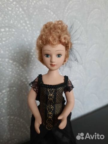 Кукла фарфоровая