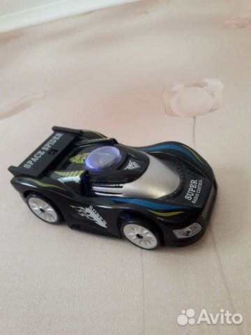 Антигравитационная машина (на фото -ездит по стене