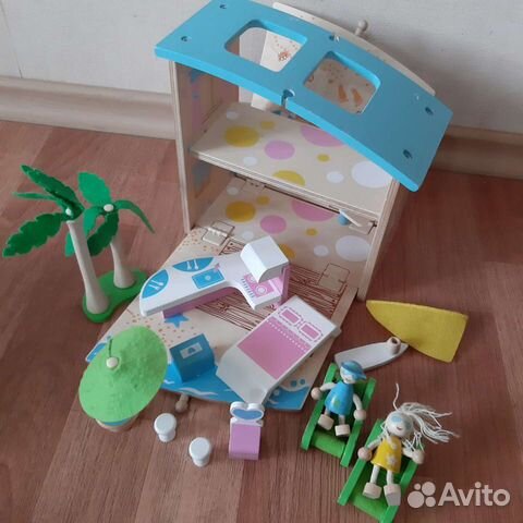 Домик с мебелью и человечками из дерева