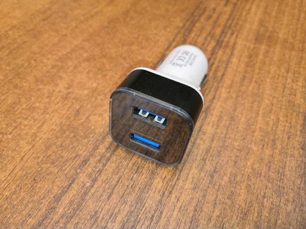 Автомобильная зарядка с двумя портами USB