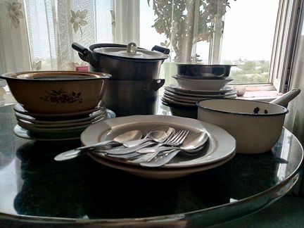 Посуда для дачи:тарелки, кастрюли, вилки, ложки