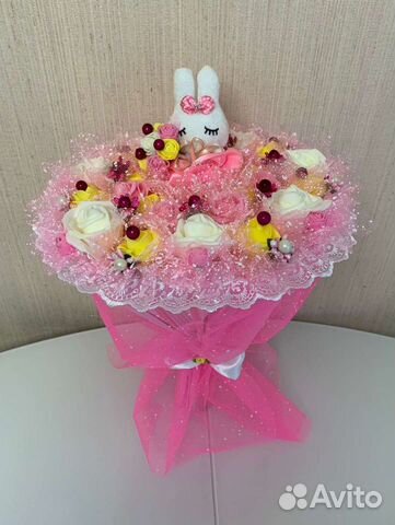 Букет из мягких игрушек с двумя мишками в розах