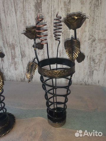 Ваза и розы из металла