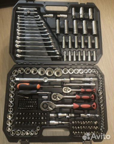 Набор инструментов для авто в чемодане