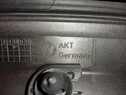 Накладка концевая левой задней двери VW Golf 04-05