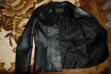 Продам черный кожаный пиджак