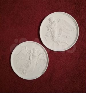 Гипсовые украшения Петергофа. Два медальона