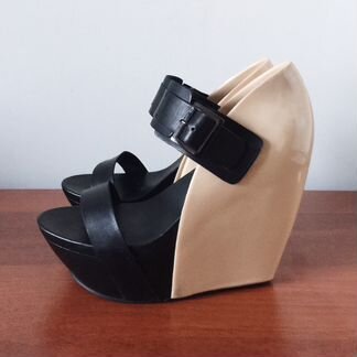 Босоножки на танкетке United Nude