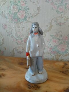 Фигура школьник С портфелем 1950 г. дз Дулево