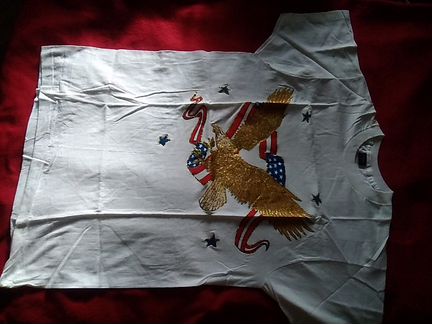 Футболка с эмблемой 