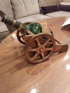 Пустая бутылка с подставкой