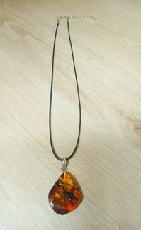 Кулончик янтарный