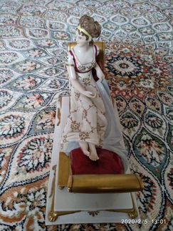 Фарфоровая фигурка
