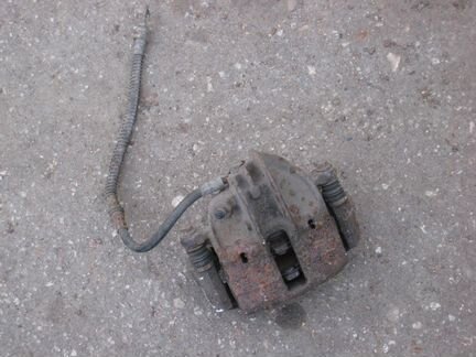 Суппорт тормоза передний правый Mitsubishi Carisma