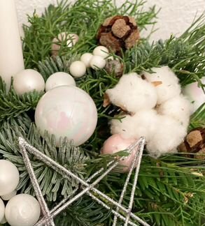 Новогодняя живая композиция со свечами