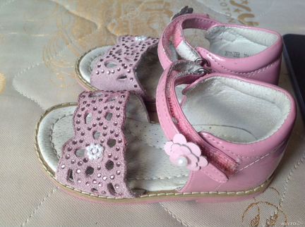 Красивые босоножки(натуральный лак, замша) 23-24р