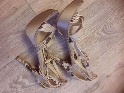 Босоножки новые Италия питон