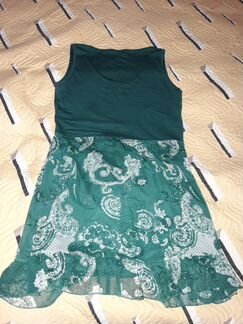 Очаровательное платье изумрудного цвета