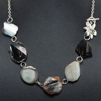 Колье Цветок магнолии (черно-белый агат)