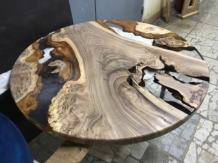 Стол из карагача с эпоксидкой