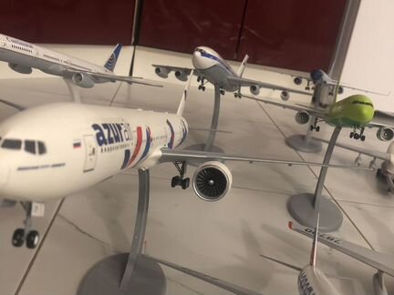 Модель самолёта 777-300 AzurAir Медведи