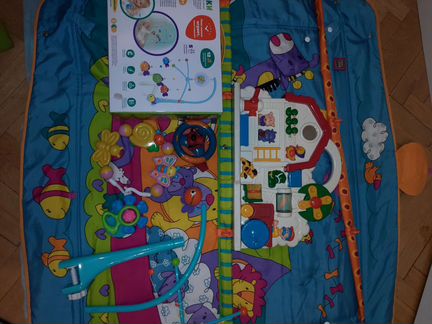 Развивающий коврик.Много игрушек