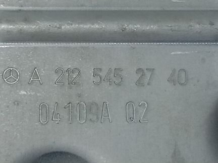 Кронштейн держатель на Mercedes Benz A2125452740
