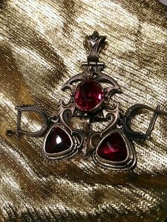 Кулон и серьги