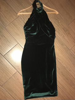 Бархатное зеленое платье с открытой спиной