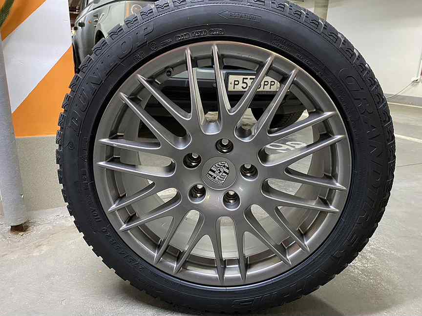 Цветные шины для авто. Расширители арок cayenne 958. Диски порше кайен r19. Оригинальные диски порше кайен r21. Порше кайен резина.