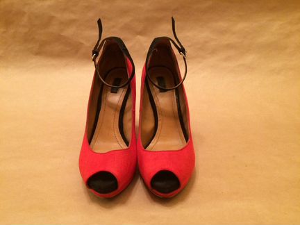 Замшевые туфли Zara на танкетке красные