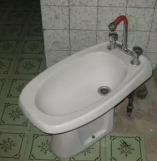 Унитаз. Крышка для унитаза. Раковина. Ванна. Бид
