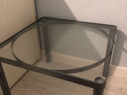 Стеклянный журнальный столик
